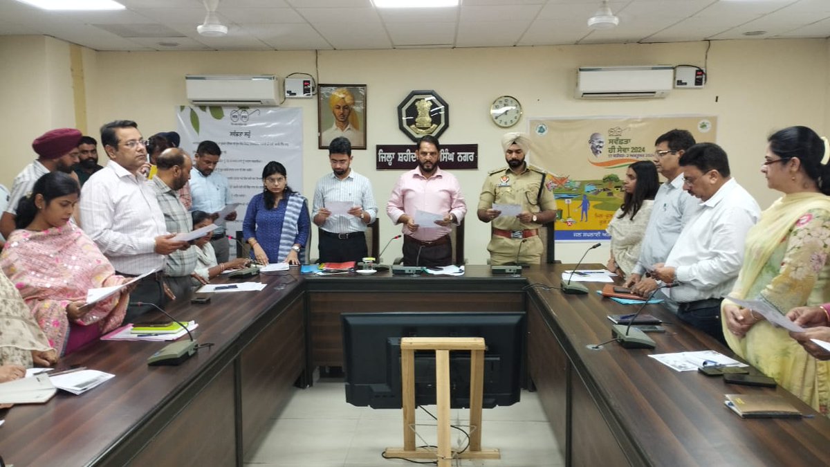 ਡਿਪਟੀ ਕਮਿਸ਼ਨਰ ਰਾਜੇਸ਼ ਧੀਮਾਨ ਵੱਲੋਂ "ਸਵੱਛਤਾ ਹੀ ਸੇਵਾ 2024" ਮੁਹਿੰਮ ਤਹਿਤ 17 ਸਤੰਬਰ ਤੋਂ 2 ਅਕਤੂਬਰ ਤੱਕ ਚੱਲਣ ਵਾਲੇ ਪੰਦਰਵਾੜੇ ਦਾ ਆਗ਼ਾਜ਼ ਕੀਤਾ ਗਿਆ। ਇਸ ਮੌਕੇ ਉਨ੍ਹਾਂ ਐਸ.ਐਸ.ਪੀ ਡਾ. ਮਹਿਤਾਬ ਸਿੰਘ ਅਤੇ ਹੋਰਨਾਂ ਅਧਿਕਾਰੀਆਂ ਸਮੇਤ ਸਵੱਛਤਾ ਦਾ ਪ੍ਰਣ ਲਿਆ।