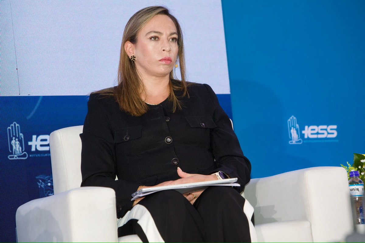 UNIR_Ecuador's tweet photo. En su intervención, Pamela Arias, Psicóloga del @HCAM_IESS, añadió que si bien existen pocos intentos por implementar programas para la prevención e intervención en #saludmental, “estos son modelos estandarizados en países desarrollados con realidades en el siglo XXI a la nuestra, que no tienen niveles de pobreza, desempleo, inseguridad, entre otros, como los que vivimos los latinoamericanos”.