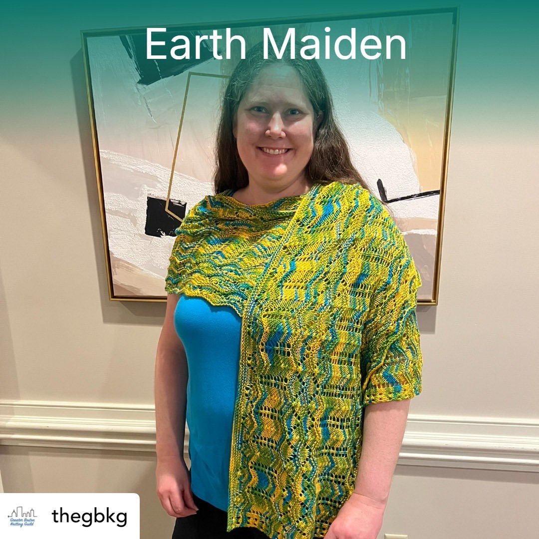 This is such a beautiful version of the Earth Maiden shawl pattern, worked by Sarah Halter of the Greater Boston Knitting Guild.
Yarn: Lorna’s Laces Shepherd Sport

Earth Maiden pattern: ravelry.com/patterns/libra…
Mythic Forest Collection: ravelry.com/patterns/sourc…