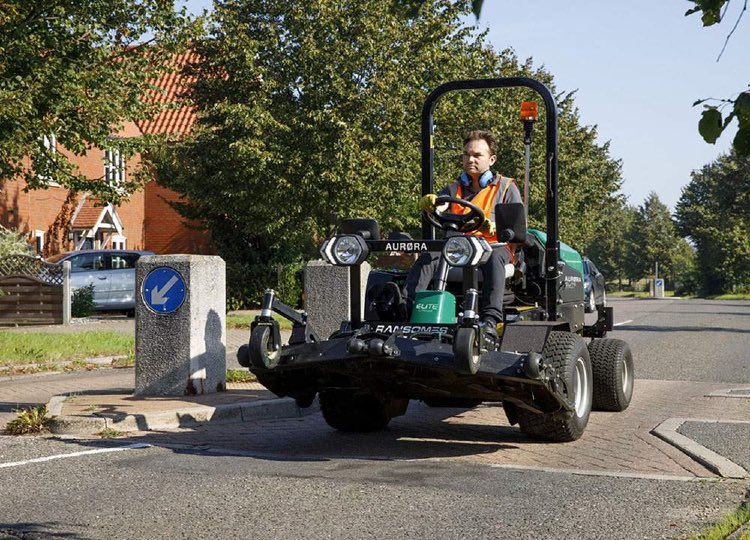FairwaysGM's tweet photo. The all-electric Aurora ELiTE lithium mower from @RansomesTurf - the world’s first manufacturer of a commercially available lawn mower

Read all about it:
https://t.co/ij01vls5mH… https://t.co/IXMh4Q5mJK