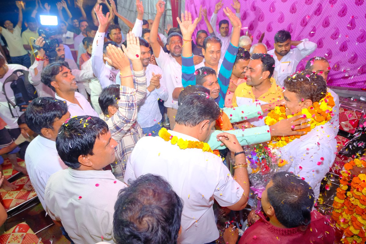 lalitnagarmla's tweet photo. #जनसंपर्कअभियानतिगावँ 
#जनता_का_उम्मीदवार #मै_आज़ाद_हूँ 

आज विनय नगर पार्ट 3, पीडीएम स्कूल के पास जनसंवाद कार्यक्रम में जाना हुआ। इस दौरान सभी का आशीर्वाद लिया और सभी से 5 अक्टूबर को  "नारियल फार्म" का बटन दबाने और भारी म���ों से विजयी बनाकर तिगांव के विकास में भागीदारी निभाने का करबद्ध निवेदन किया।

#lalitnagar #tigaonvidhansabha #haryanaelection2024 #जनसंवाद #जनसंपर्क 

@iabhilashnagar @ManojNagar97 @maheshnagar97