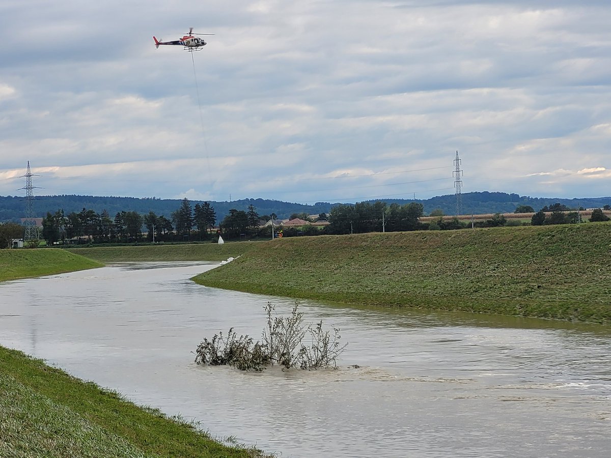 Helikopter dropt puinzakken in gat in de dijk langs de Perschling rivier in Oostenrijk. Gisteren zijn in dit gebied op 12 plaatsen dijken doorgebroken, vandaag om 3 uur waren het er al 21.