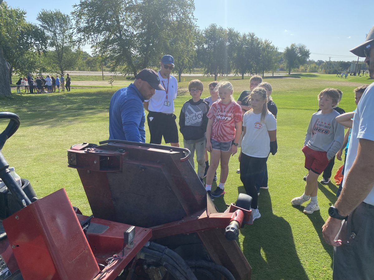 TheFirstGreen's tweet image. It's a beautiful day for First Green! Thank you to @ZFoltz_Turf and the team at Lakeview Golf Course in Detroit Lakes, MN for hosting 200 6th graders from Detroit Lakes Middle School. Plenty of hands on turf id, cool tools and soil lessons for all!