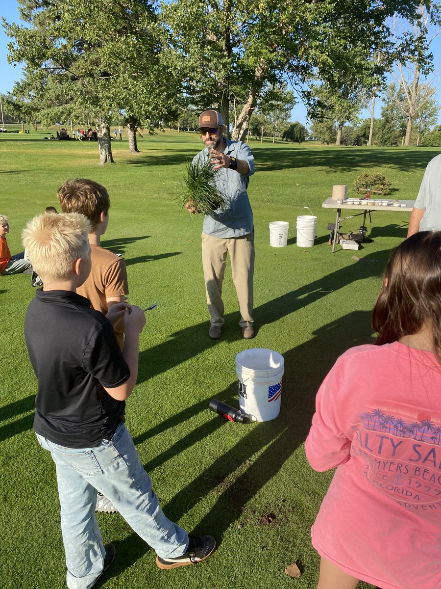 TheFirstGreen's tweet image. It's a beautiful day for First Green! Thank you to @ZFoltz_Turf and the team at Lakeview Golf Course in Detroit Lakes, MN for hosting 200 6th graders from Detroit Lakes Middle School. Plenty of hands on turf id, cool tools and soil lessons for all!