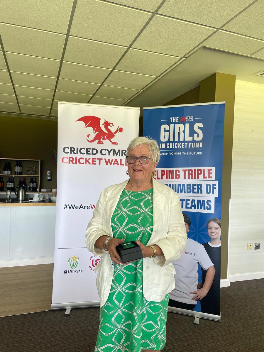 Rydym yn hapus iawn i gyhoeddi bod Maggie Smith heddiw wedi derbyn ‘The Outstanding Contribution to Cricket Award’ gan Criced Cymru. Llongyfarchiadau Maggie!