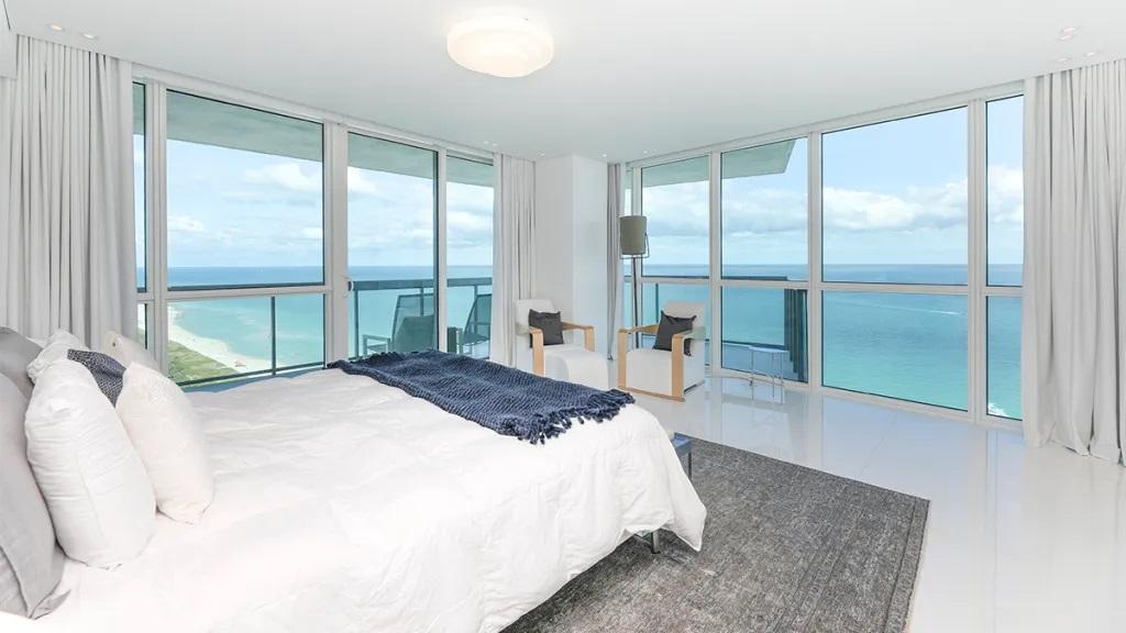 In 2018, world-renowned DJ and music producer David Guetta purchased a luxurious condo at the prestigious Setai Miami Beach for $9.5 million from billionaire Richard LeFrak. Located on the 37th floor, the property offered Guetta sweeping views of both… music.me.it/david-guettas-…