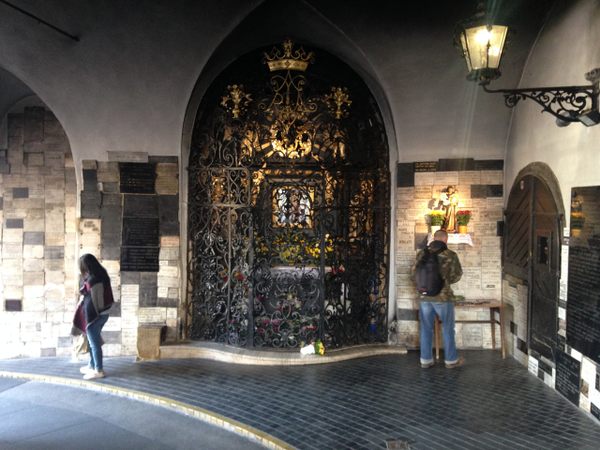 oscarunts's tweet photo. Kamenita Vrata (Our Lady of the Stone Gate) in Zagreb, Croatia: Built between 1242 and 1266 (and renovated in the 18th century), the humble-looking Stone Gate is the last of the historic gates that once guarded Zagreb. It may not be the city’s top tourist attractions, but… https://t.co/GgKoiWH346