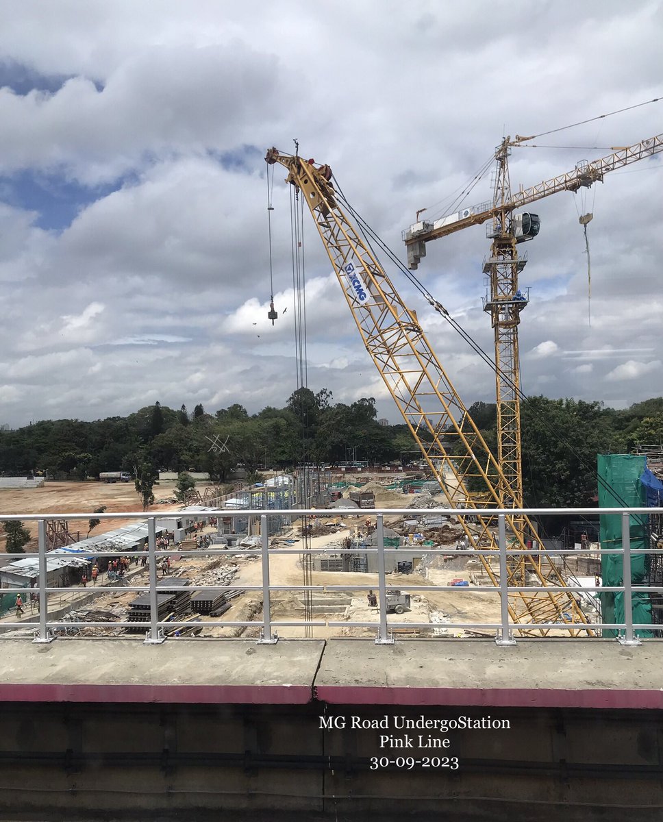WF_Watcher's tweet image. #MGRoad Metro Station 🚉 on #PinkLine. Current status. Road is open for traffic movement. 👍

•Pic 1 —&amp;gt; Today, 17-09-2024
•Pic 2 —&amp;gt; 1 year ago, 30-09-2023

#NammaMetro #Bangalore 
@TheMetroRailGuy