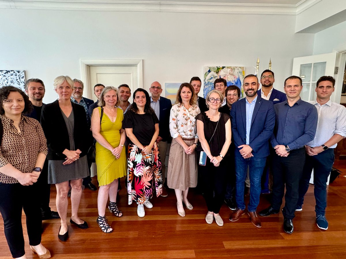 FranceaMontreal's tweet image. Dans le cadre de la Quantum Week, la Consule générale de France à Montréal @MarieLapierreFR recevait ce matin à la Résidence de France les acteurs français et québécois du quantique à Montréal. 

#QuantumWeek
