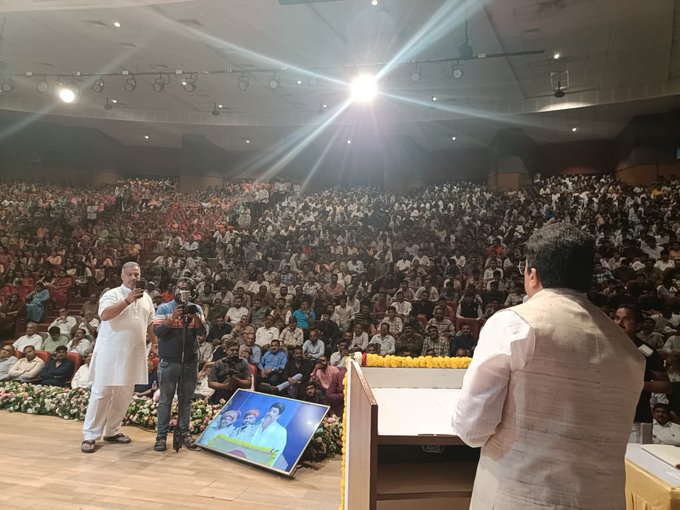 इस अपार स्नेह, सम्मान, अपनत्व के लिये हृदय से आभार गुजरात 🙏🏼

Translate post