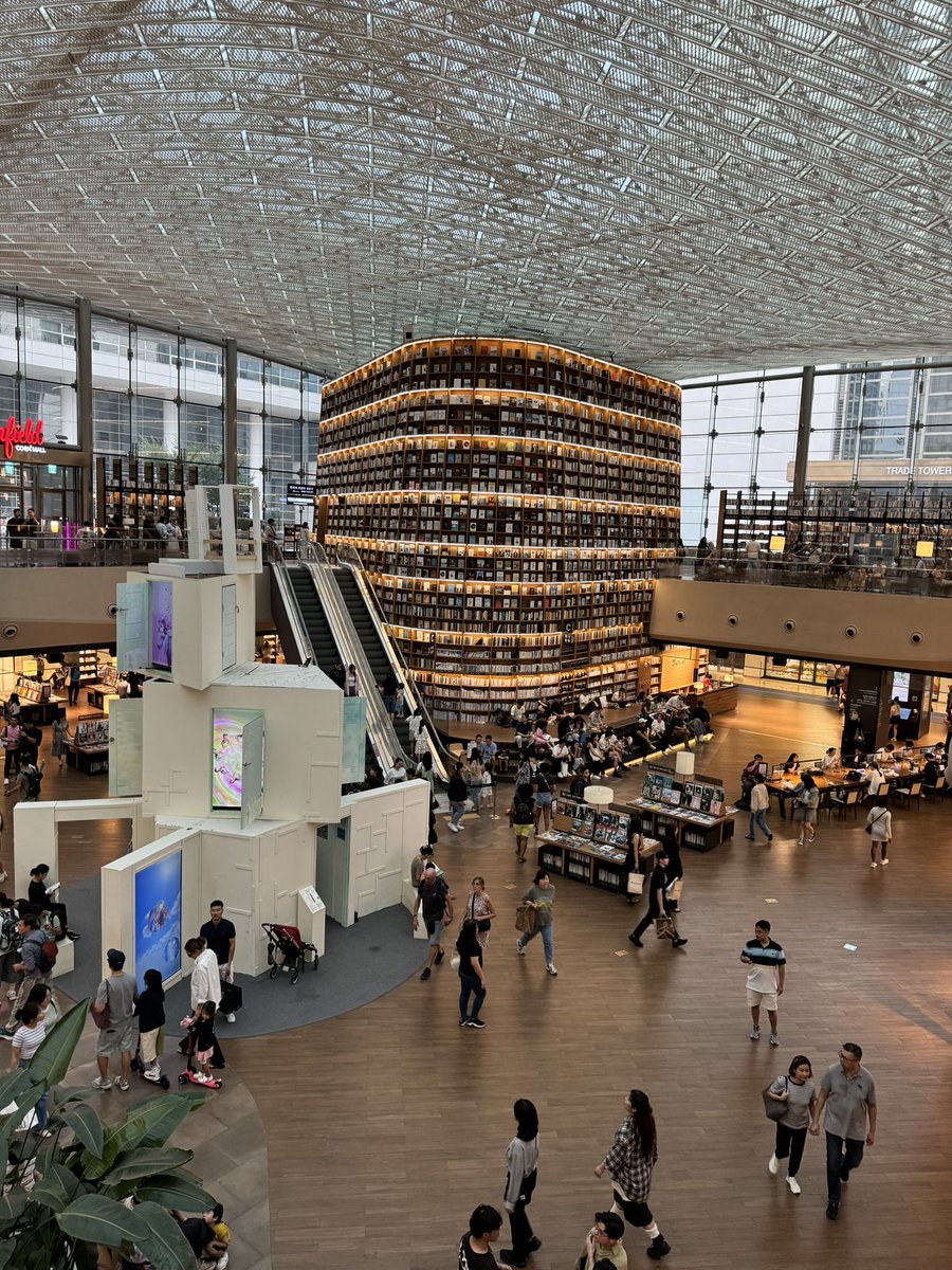 stdalmat's tweet image. В Сеуле удивила библиотека в центре ТРЦ. Притом я так понял люди там еще умудряются работать и учиться в бесконечном потоке зевак, туристов и просто покупателей