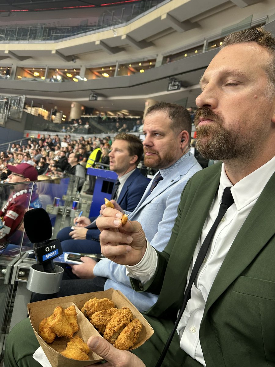 Chladmen's tweet photo. Fried chicken v podání @JKoreis29 a @HomolkaHonza 
#SPATRI https://t.co/l5H5ep8afi