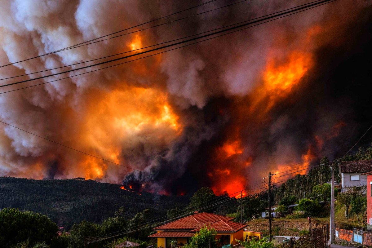 Trivela_FR's tweet image. Des images terribles des nombreux incendies qui ravagent actuellement le Portugal.

Déjà 7 morts... Une immense pensée aux familles et aux milliers de pompiers mobilisés. ♥️