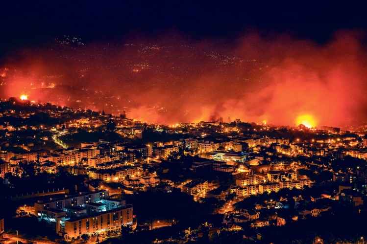 Trivela_FR's tweet image. Des images terribles des nombreux incendies qui ravagent actuellement le Portugal.

Déjà 7 morts... Une immense pensée aux familles et aux milliers de pompiers mobilisés. ♥️