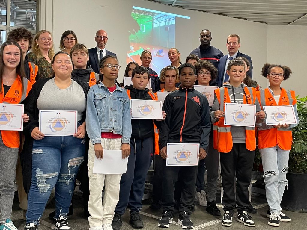 Remise des diplômes aux Cadets 2023-2024 et signature de l’engagement pour les Cadets 2024-2025. 
Une nouvelle année qui commence avec des élèves toujours aussi motivés et engagés ! 
Merci au centre d’incendie d’Elbeuf pour leur accueil <a href="/Sdis76/">Sapeurs-pompiers 76</a> <a href="/gaelgombs/">Gaël Gombs</a> <a href="/dsden76/">DSDEN76</a> <a href="/ac_normandie/">Académie de Normandie</a>