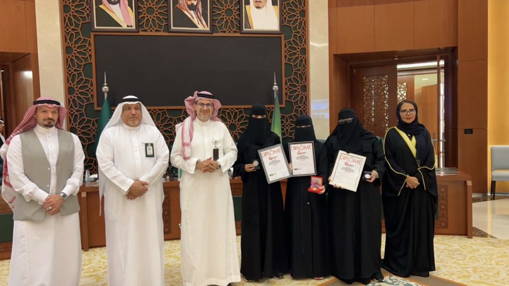 يوم مليء بالبهجة ، حيث حضرنا حفل تكريم طلبة الجامعة الذين حصدوا على جوائز محلية ودولية.

وتجلى الفخر في أعيننا، عندما تم تكريمنا من قبل سعادة رئيس الجامعة بفوز مشروعنا على ميدالية فضية من معرض جنيف. 

لحظة لا تُنسى 🤍