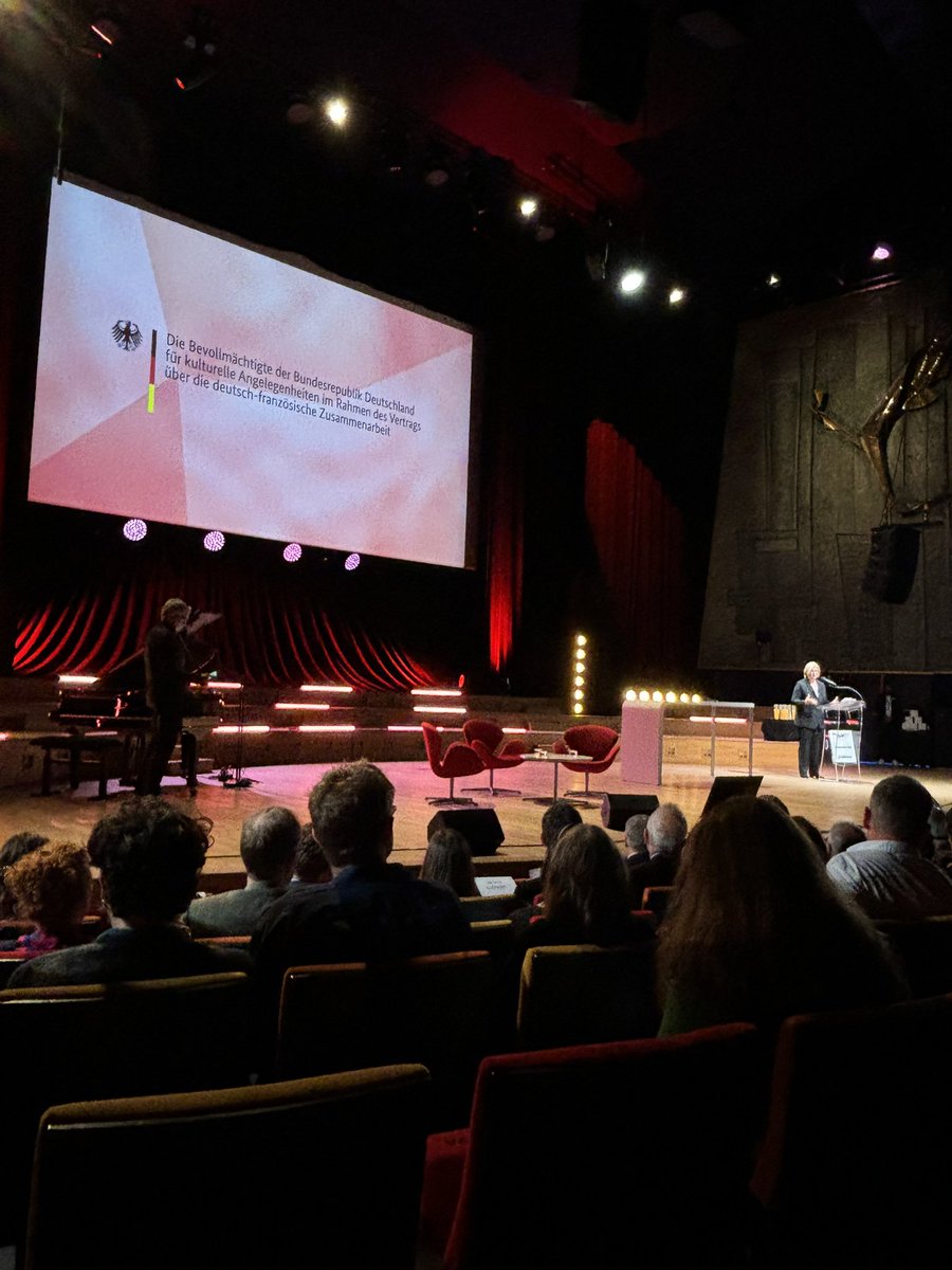Dominik Fanatico (@donfantastico) on Twitter photo Vor vollem Haus bei <a href="/radiofrance/">Radio France</a> grüßt <a href="/AnkeRehlinger/">Anke Rehlinger</a> als 🇩🇪🇫🇷#Kulturbevollmächtigte <a href="/KulturDtFrz/">Die Kulturbevollmaechtigte</a> u.a. Wim Wenders, erinnert an die vielen grenzüberschreitenden und bedeutenden Ereignisse in diesen bewegten Zeiten und den Geist von #Schengen vom 🇩🇪🇫🇷#Journalistenpreis <a href="/DFJP_PFAJ/">DFJP-PFAJ</a> Vor vollem Haus bei <a href="/radiofrance/">Radio France</a> grüßt <a href="/AnkeRehlinger/">Anke Rehlinger</a> als 🇩🇪🇫🇷#Kulturbevollmächtigte <a href="/KulturDtFrz/">Die Kulturbevollmaechtigte</a> u.a. Wim Wenders, erinnert an die vielen grenzüberschreitenden und bedeutenden Ereignisse in diesen bewegten Zeiten und den Geist von #Schengen vom 🇩🇪🇫🇷#Journalistenpreis <a href="/DFJP_PFAJ/">DFJP-PFAJ</a>
