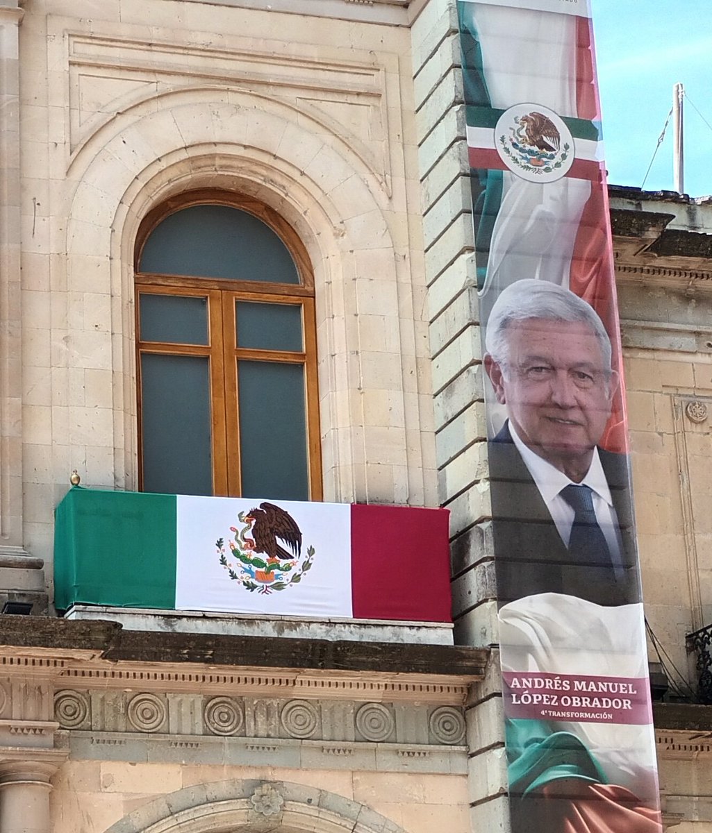 OaxCl93121's tweet photo. En la casa del pueblo, el único que desde lo alto del palacio de gobierno escucha y ve la protesta de autoridades y pueblo de Ánimas Trujano, era @lopezobrador_ mientras, en el corredor del palacio "segundones" dan cara por @salomonj @SEGO_Oax  para impedir la protesta https://t.co/B30UTTuZyo