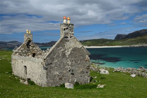 SebastienneL's tweet image. Beautiful!
I visited Skye, Harris &amp;amp; #Scarp &amp;amp; it was a very memorable trip. 

An ex Army friend &amp;amp; body-builder who had a pet Royal Python, a multi-lingual writer friend of his &amp;amp; I stayed on the island of Scarp with American musicologist &amp;amp; whisky distiller Anderson Bakewell. 😊