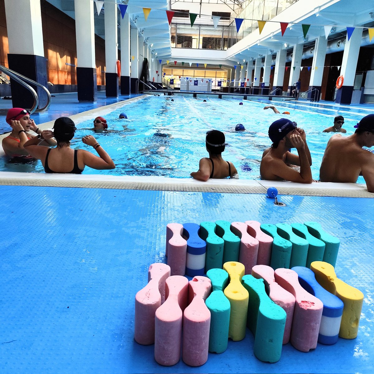 InstitutAbastos's tweet photo. Compartimos recinto con el complejo deportivo Abastos 😊 🤸🏼. Nuestros estudiantes de #Bachillerato han empezado a hacer natación en su piscina en la optativa de Educación Física, con la profesora Ana Maria Enzo 💪🏿🔝🏊🏼 ¡IES Abastos con el deporte! #iesabastos #extramurs https://t.co/JfPigHaJKr