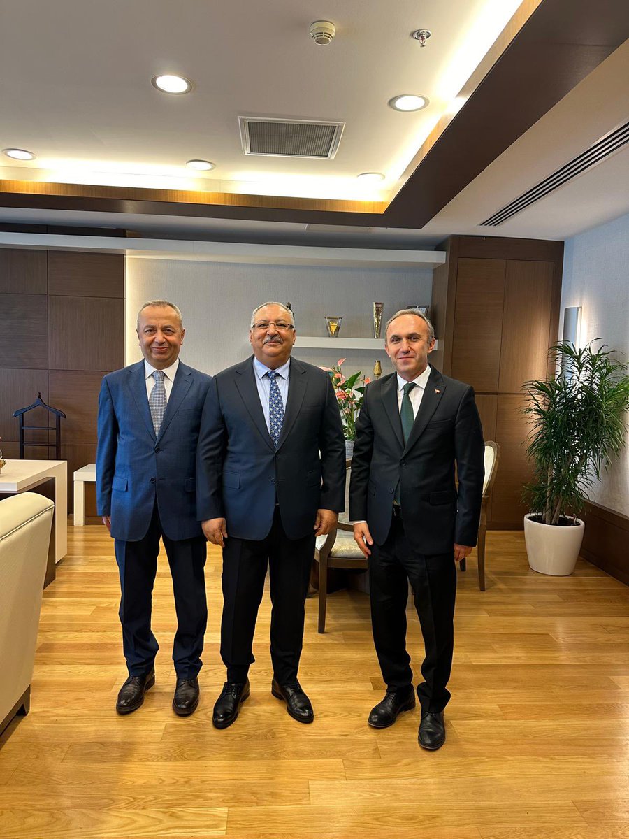 Cumhurbaşkanlığı İdari İşler Başkanlığı döneminde, uzun yıllar birlikte çalışmaktan gurur duyduğum, geçtiğimiz günlerde Anayasa Mahkemesi Üyesi olarak atanan kıymetli büyüğüm Doç. dr. Metin Kıratlı’yı, makamında ziyaret ederek hayırlı olsun dileklerimi ilettim