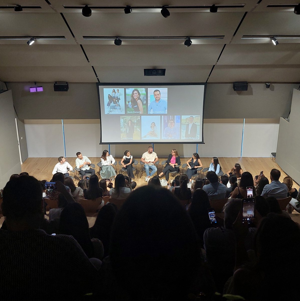 AnaGL's tweet photo. #InfluenceDay @ @OgilvyES 
Mesa completísima https://t.co/SmSPkwsvbE