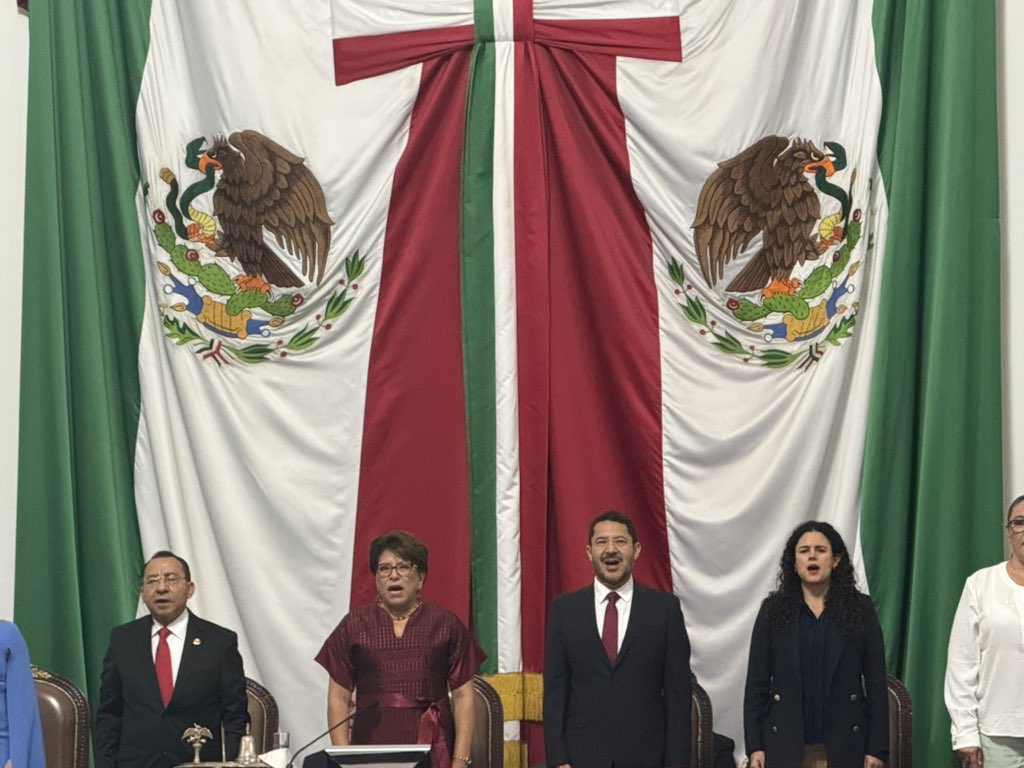 MorenoMarioB's tweet photo. En el último informe de nuestro Jefe de Gobierno @martibatres, quien estuvo más de un año al frente de la Ciudad con resultados sobresalientes. 

A Martí, además de mi jefe, lo considero un amigo y un referente social, un baluarte nacional de la izquierda, un luchador social y una persona que se ha dejado la vida en la transformación de nuestro país, de la mano de nuestro Presidente @lopezobrador_. 

La vida lo ha llevado por diferentes caminos y estoy seguro que desde donde esté, seguirá trabajando para hacer de México un país más digno y justo.

Con visión social y trabajo cercano a la gente, Martí Batres profundizó la Cuarta Transformación en la CDMX.