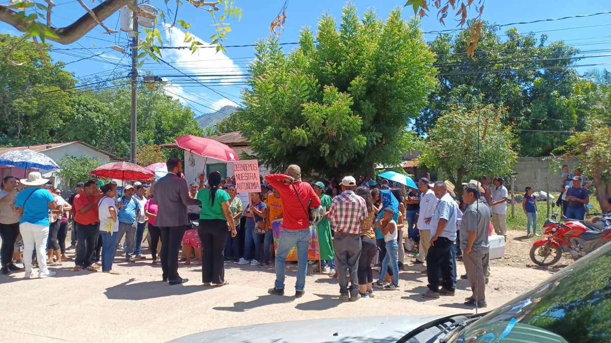 calebnavarrohn's tweet photo. En una claro atentado de despojo del Territorio Tolupan de Agalteca la @PGRHonduras presenta Requerimiento Judicial contra la Presidenta del Consejo de la Tribu. Tal parece que la PGR entiende que una consulta previa libre e informada, se realiza a través de una acusación penal. https://t.co/q2Le11zOBK