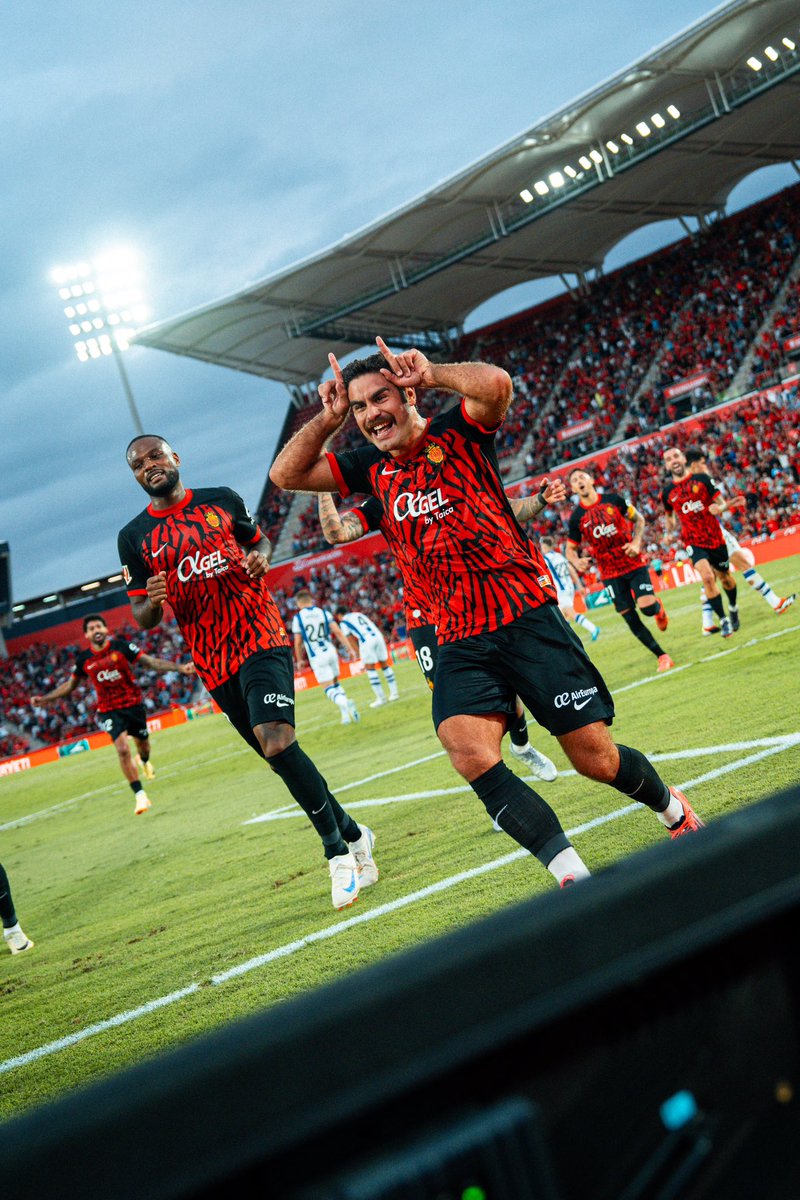 PratsAbdon's tweet photo. Fer gol amb aquest escut i amb tots voltros és la millor sensació del món ❤️🖤 https://t.co/ITiszQwyzr