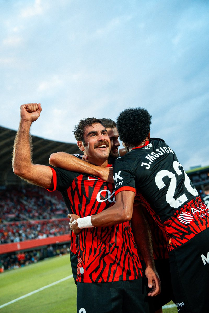 Fer gol amb aquest escut i amb tots voltros és la millor sensació del món ❤️🖤