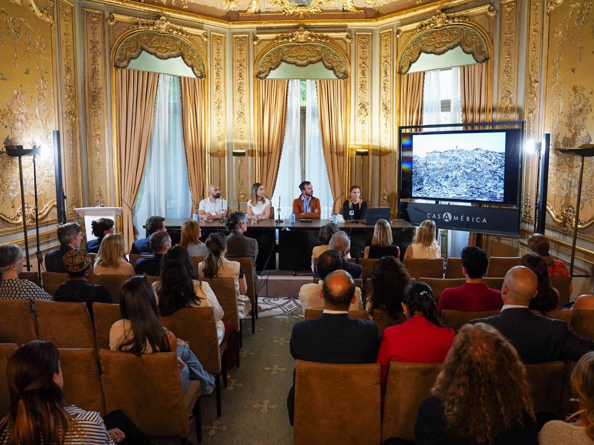 casamerica's tweet photo. 📸 Estamos en el diálogo en torno a la exposición 'No me olvides' sobre el poder de la fotografía para visibilizar historias.

🗣️ Introducen @moisesmoreram, Víctor Padilla (@uniruniversidad) y Ana T. Ayala.

👥 Con @XimenaBorrazas, Manuel Sánchez, Amaia Celorrio y Pablo Martínez. https://t.co/FK0GPl4ol9