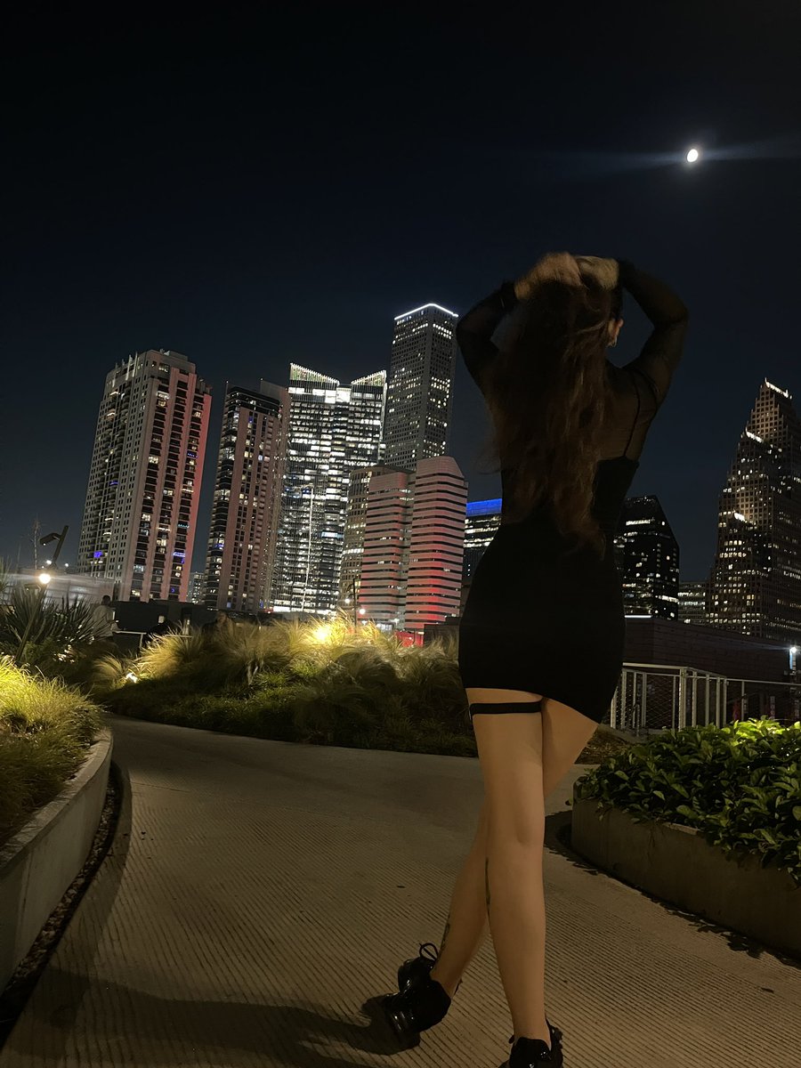 viollettskyy's tweet image. 🖤🌃⛓️
#trending #nightlife #body