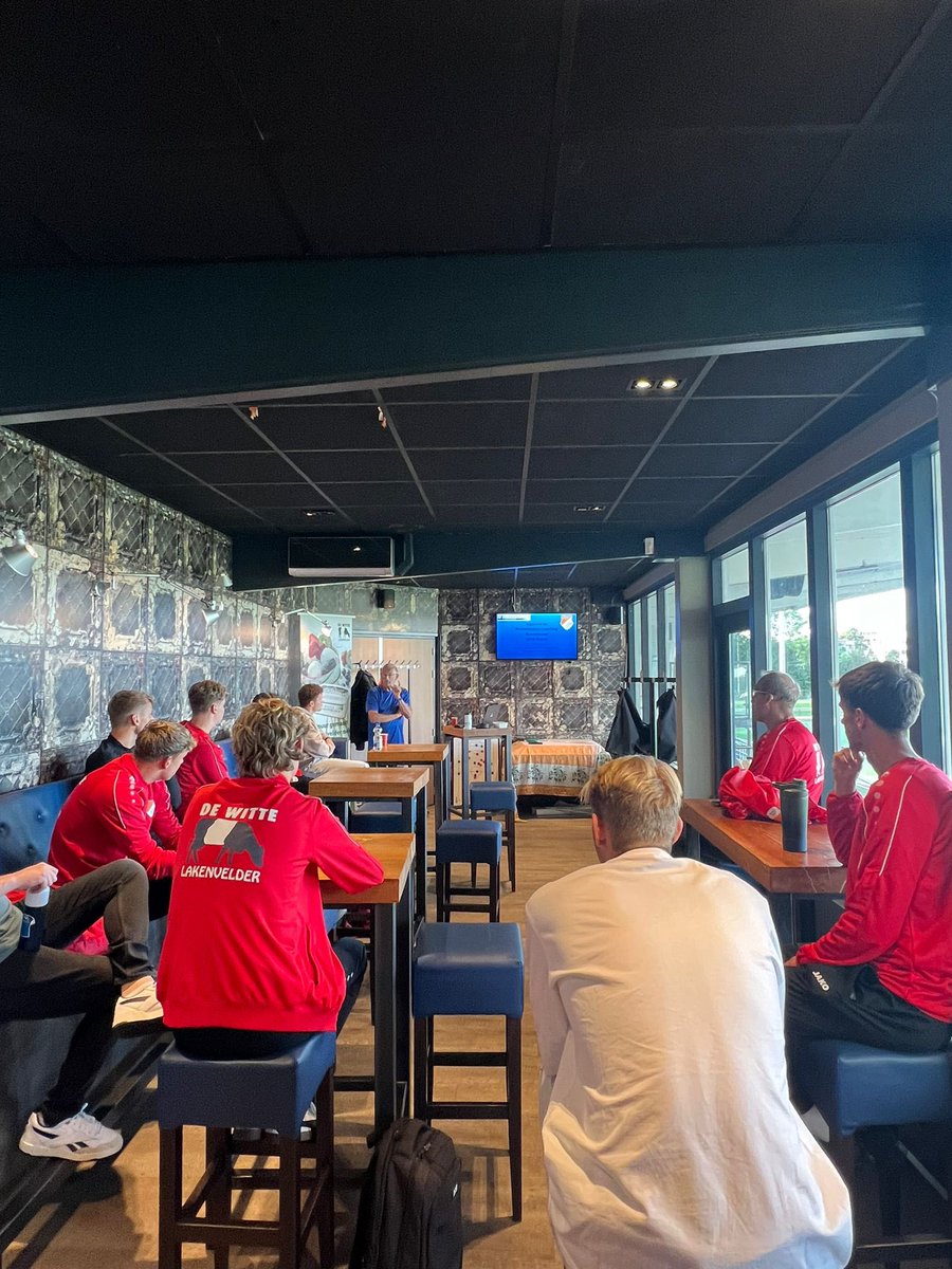 THEMABIJEENKOMST TRAINERS
We hebben onze trainers meegenomen in hoe we performance trainbaar kunnen maken bij ONS Sneek. Met als doel: blessures voorkomen en onze spelers langer fit houden! ⚽️🚀 Samen bouwen we aan een sterke, duurzame toekomst voor onze teams.