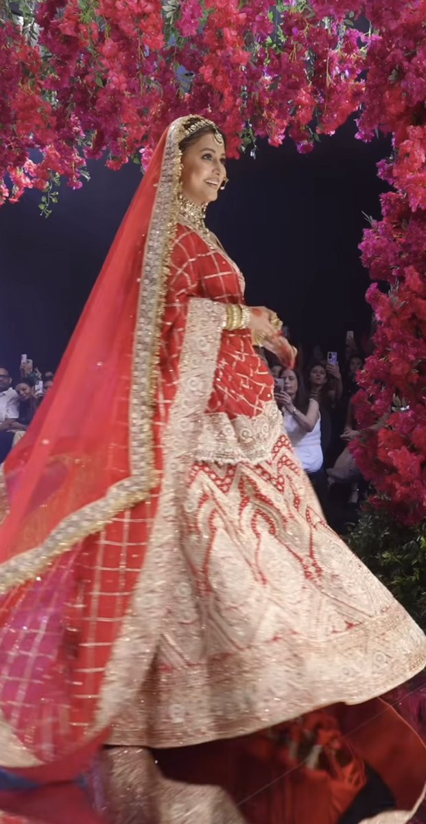 her royal highness 🙇🏻‍♀️🥹💕

#HinaKhan