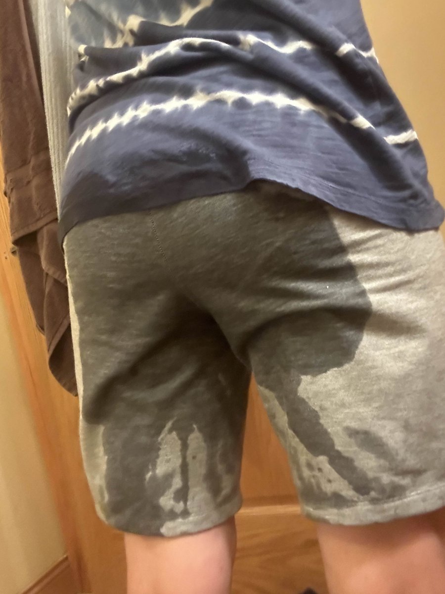 I’m sorry, I couldn’t hold it…! #Omorashi #Omo #PeePants #PeeAccident #WetPants