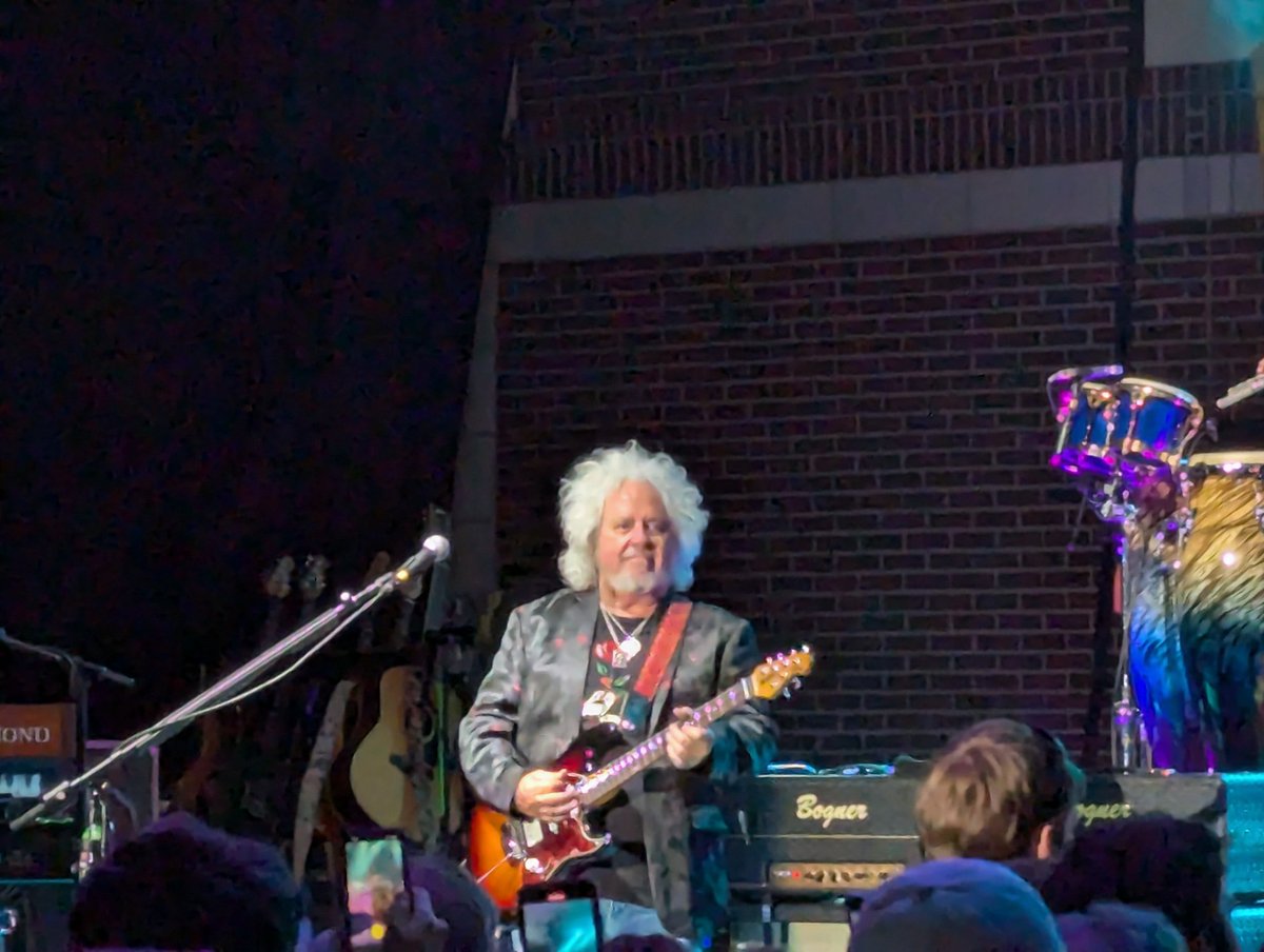 A fave Beatle and an All Starr Band...and only 10 minutes from home.
☮️💜...☮️💜