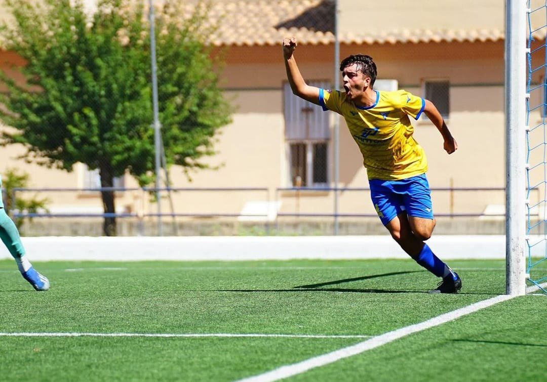 cantera_udt's tweet photo. 🆕 Desde la UD Tomares mandamos toda la fuerza y los ánimos a nuestro jugador del #JuvenilA Samu Pérez.💛💙

🤕 La pasada jornada tras una acción fortuita sufrió una fractura de peroné, lo que le mantendrá fuera durante un tiempo.

¡Pronta recuperación crack!💪🏼

#CanteraUDT https://t.co/IOeiSontGm