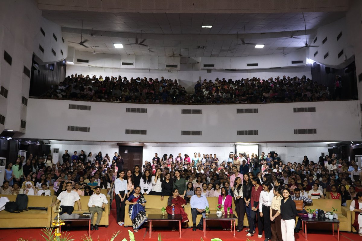 ieeeigdtuw's tweet photo. 𝙄𝙀𝙀𝙀 𝙄𝙂𝘿𝙏𝙐𝙒 𝙝𝙖𝙙 𝙖𝙣 𝙞𝙣𝙘𝙧𝙚𝙙𝙞𝙗𝙡𝙚 𝙩𝙞𝙢𝙚 𝙝𝙤𝙨𝙩𝙞𝙣𝙜 𝘼𝙞𝙨𝙝𝙖 𝘽𝙤𝙬𝙚!✨

Her inspiring NASA journey left us motivated!

Collaboration with USA Embassy created unforgettable experience.
Can't wait for next!🚀

#IEEEIGDTUW #WomenInSTEM #AishaBowe https://t.co/UAOv6cx1tf