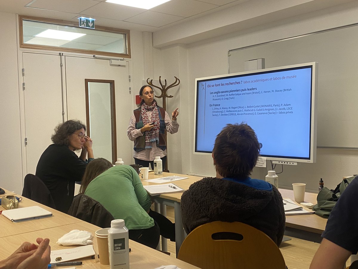 UmrTrajectoires's tweet photo. @umr8068 L’après midi se concentre autour de deux très belles présentations de Martine Regert #CEPAM sur les résidus et de Laurence Astruc #Arscan sur la tracéologie des outils en obsidienne dont les travaux de @pichon_fiona ! https://t.co/SrWpIn1zH6
