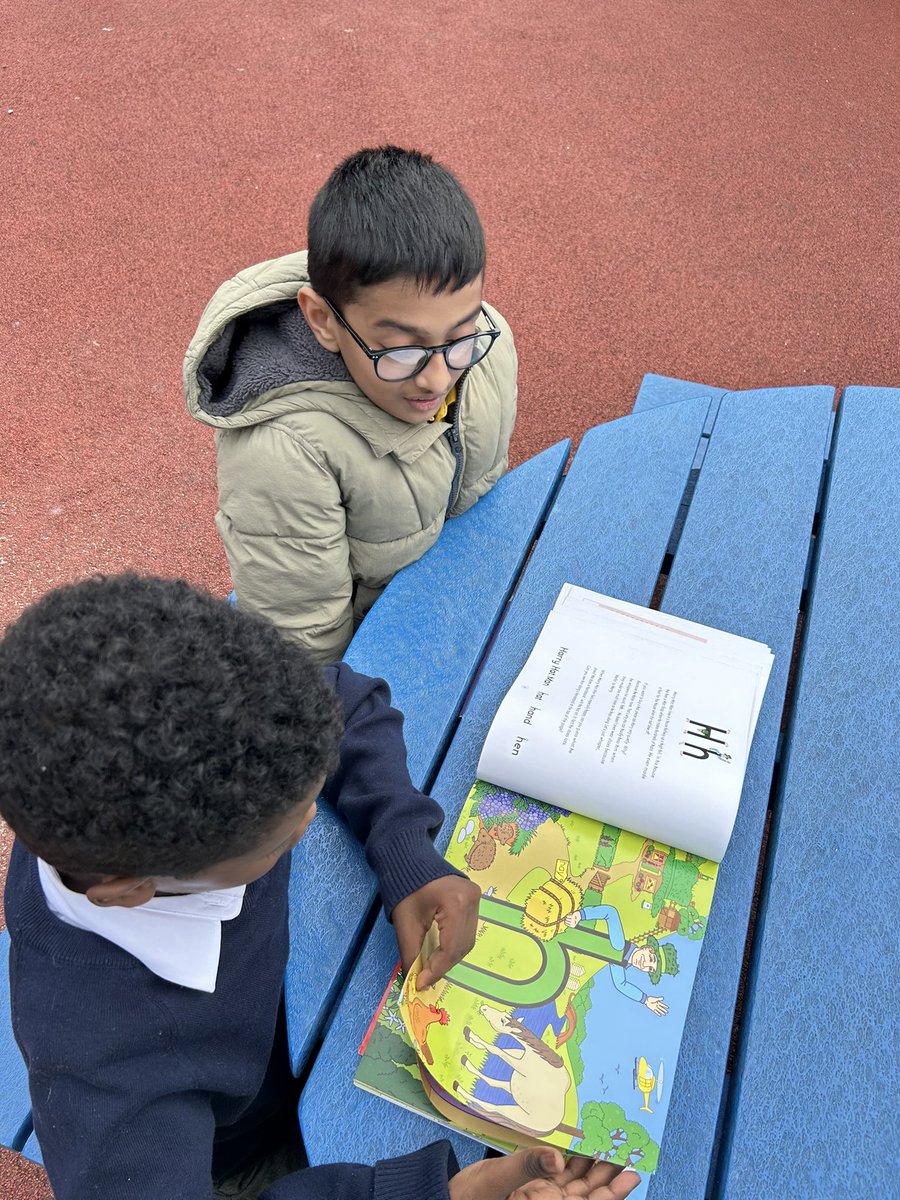 BroomleaPrimary's tweet image. In Broomlea we SHINE all week 🤩 Tuesday’s focus value is Holly Harmony 🤝 #SchoolValues #HollyHarmony #OMIProjector