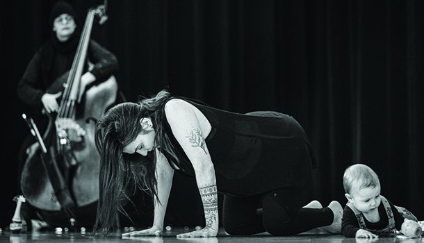 Prenez part aux activités de l’<a href="/Agoradanse/">Agora de la danse</a> telles que les Midi-coulisses, Hors-scène et Paroles d'artistes: une opportunité d’explorer l’arrière-scène afin d'éveiller votre fibre artistique ou approfondir vos connaissances. Pour tout savoir! ➡️ labibleurbaine.com/sorties/prenez… #danse