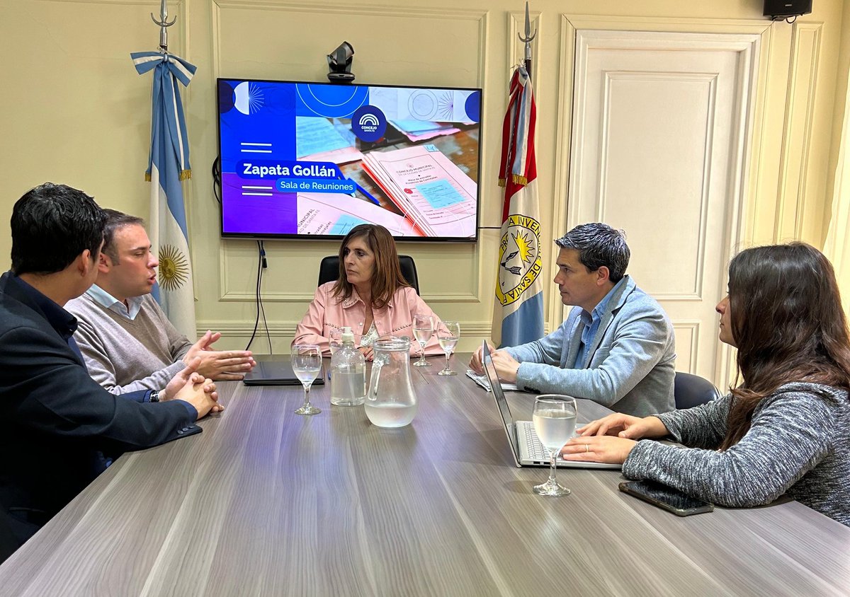 adrianamolina20's tweet photo. #SantaFe Reunión de trabajo colaborativo con Gonzalo Cristini del #ProgramaImpulsa El objetivo principal es mejorar las condiciones de empleabilidad alineándose con las necesidades del sector privado. Políticas destinadas a fortalecer nuestras economías regionales. https://t.co/fvhusRm6LN