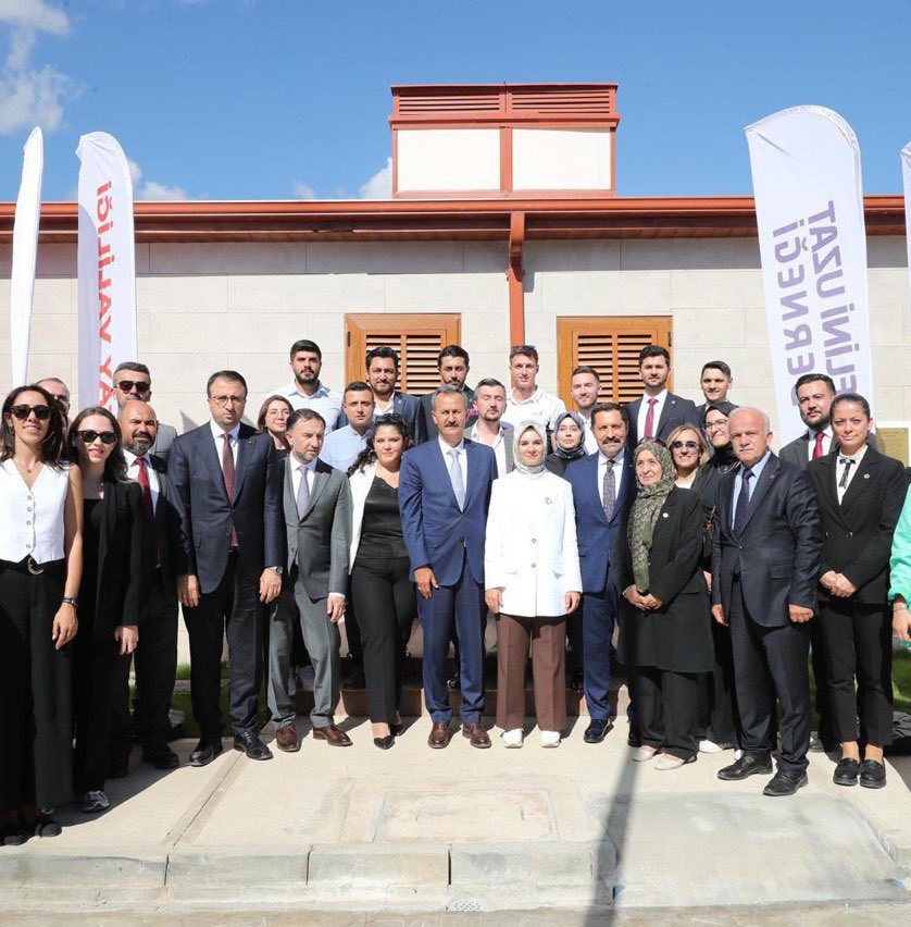 AhmetAkyol's tweet photo. Açılışını yaptığımız Hatay Serdar Demir Çocuk Evlerinde emeği olan tüm paydaşlarımızı kutluyorum.👏
.
Buradan faydalanacak depremzede çocuklarımıza parlak bir gelecek diliyorum.
.
Milletimizin yanında olmaya, yaraları birlikte sarmaya devam edeceğiz. https://t.co/uC5dmZ1jf5