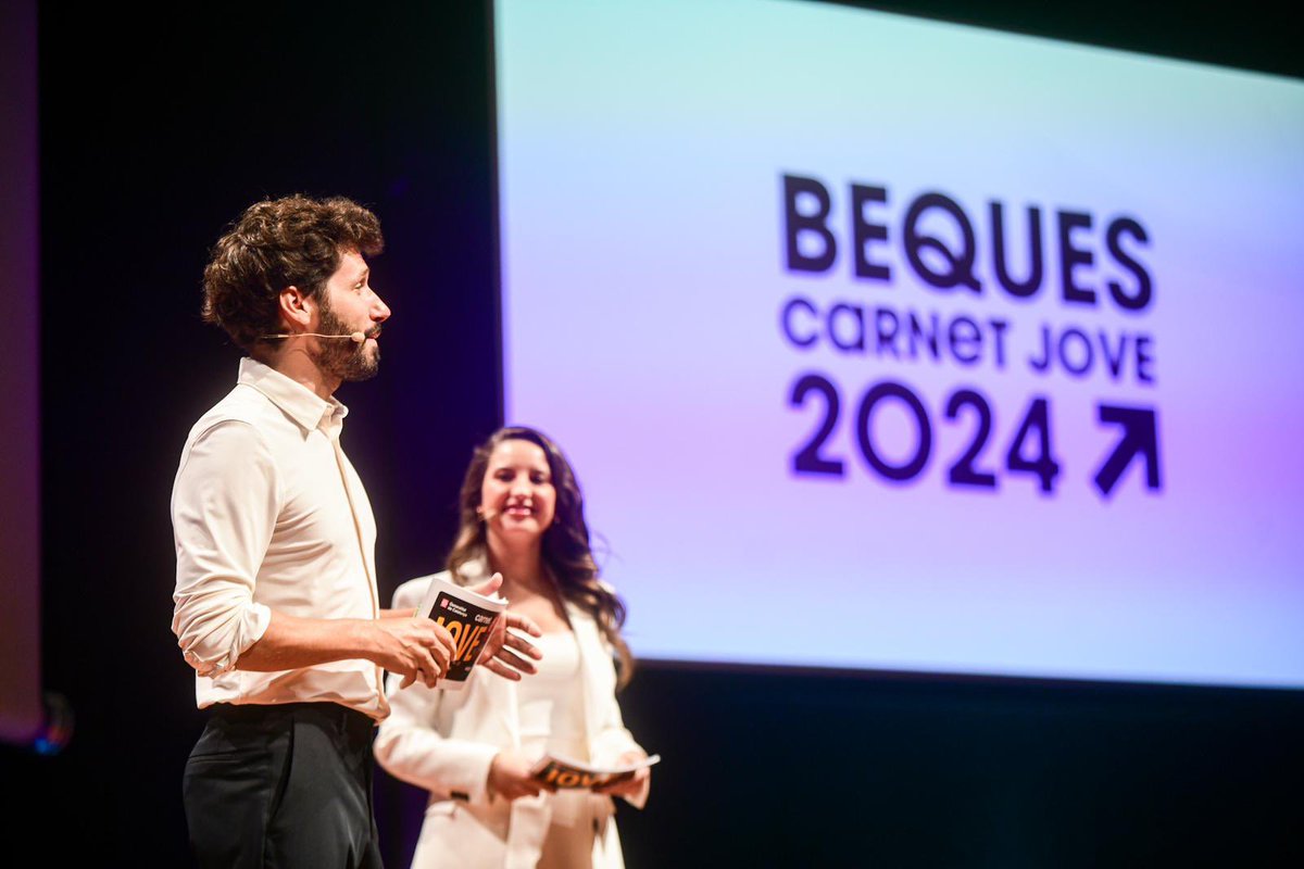 🎤 La <a href="/JuliaPeguera/">Júlia Peguera</a> i en <a href="/palauJosep/">Josep Palau</a> han donat el tret de sortida al @caixaforum 🏛️amb el visionat d’un vídeo emocionant dels becats #CarnetJove 2023 🎥✨