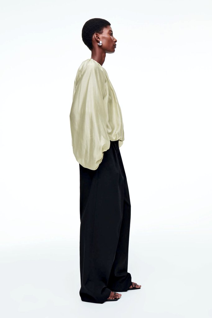 MideFashion_C's tweet photo. Style Focus: Parachute Blouse.
This is a voluminous blouse. It is artfully gathered at the rounded neckline and has billowing raglan sleeves.
#stylefocus
#style
#fashion
#designer https://t.co/pPlxmoGr4K