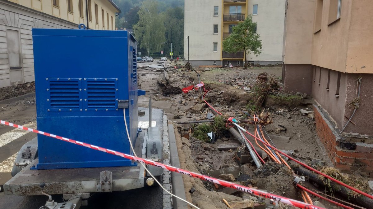 Rádi bychom za CETIN reagovali na vyjádření, že operátoři nedělají dost proti výpadkům mobilního signálu v oblastech postižených povodněmi. 

Operátoři se na krizovou situaci připravovali, ale vysílače nemohou fungovat bez elektřiny. Měli jsme na místě posílené týmy s