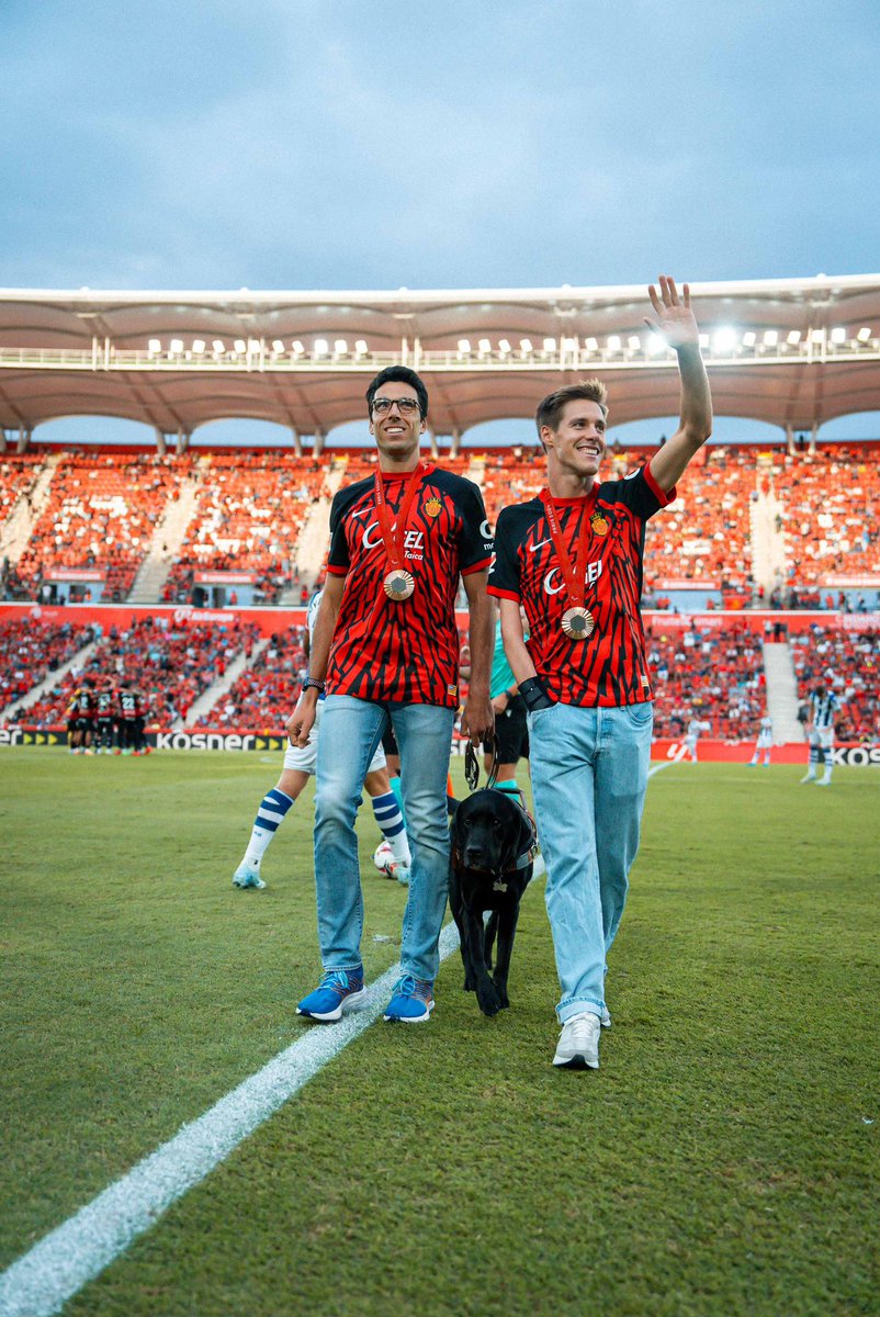 L'Estadi 𝐌𝐚𝐥𝐥𝐨𝐫𝐜𝐚 Son Moix ha retut homenatge a Joan Munar i Nil Riudavets després dels seus bronzes a <a href="/Paris2024/">Paris 2024</a> 

 Esteim orgullosos de voltros, Joan i Nil! 👏❤️🖤