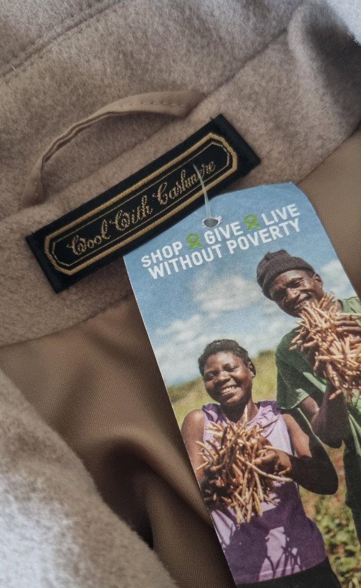 Samanthawinnet1's tweet image. Yippee ! Another cheeky #secondhand buy @oxfamgb , love this ... just need the weather for it now 🤣😂🌞🔥🌞⛱️ #oxfan #secondhandclothes #charityshop #clothestolandfill #womensfashion #marksandspencer @marksandspencer #coat #wool #cashmere