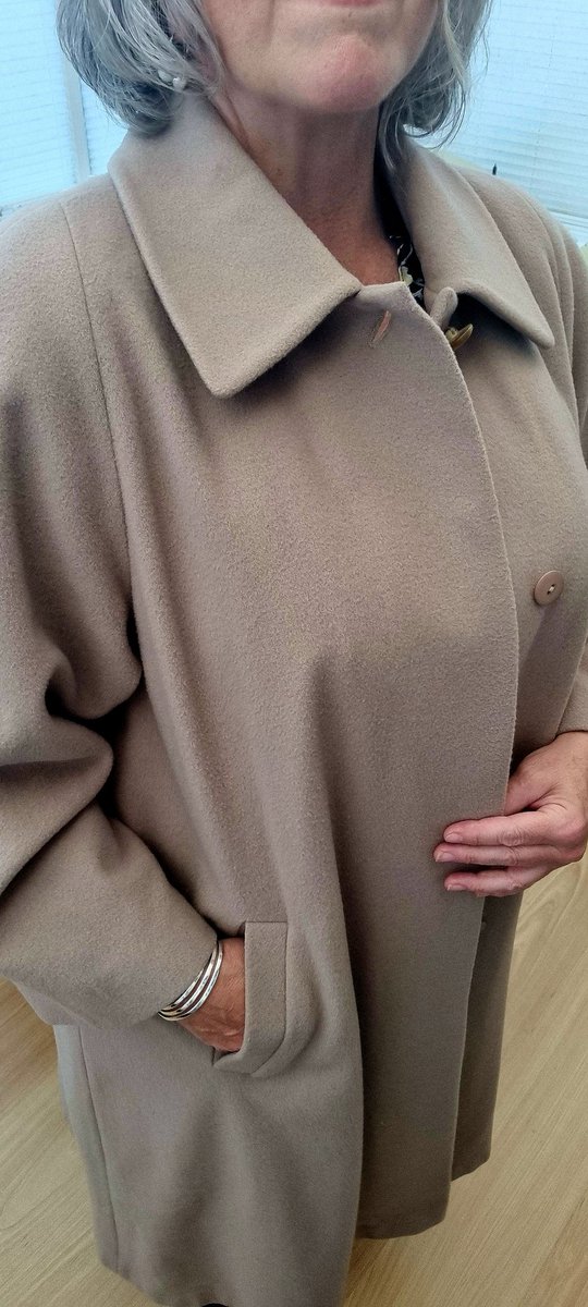 Samanthawinnet1's tweet image. Yippee ! Another cheeky #secondhand buy @oxfamgb , love this ... just need the weather for it now 🤣😂🌞🔥🌞⛱️ #oxfan #secondhandclothes #charityshop #clothestolandfill #womensfashion #marksandspencer @marksandspencer #coat #wool #cashmere