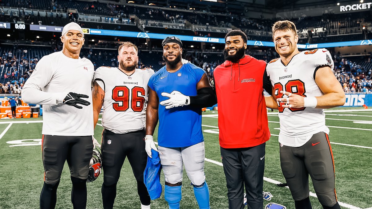 Buccaneers's tweet photo. Family ties 🤞 https://t.co/ifrCQ7c3OY